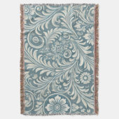 Scrolling Damask Pattern in Soft Blue und Ivory Decke (Vorderseite Vertikal)
