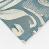 Scrolling Damask Pattern in Soft Blue und Ivory Fleecedecke (Ecke)