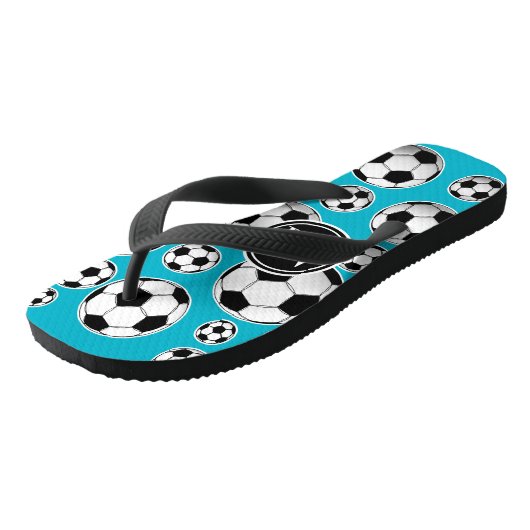 Scuba Blue Soccer Ball Pattern und Monogramm Badesandalen (Schrägansicht)
