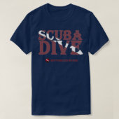 Scuba Dive Pocket Buchstaben mit dunkelroter Flagg T-Shirt (Design vorne)