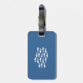 Scuba Diver Schwimmen mit einer Haifischschule Gepäckanhänger (Rückseite vertikal)