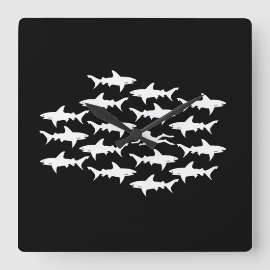 Scuba Diver Schwimmen mit einer Haifischschule Quadratische Wanduhr (Vorderseite)
