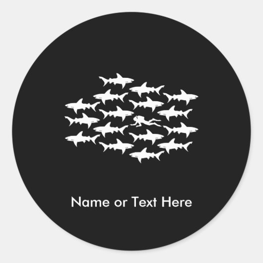 Scuba Diver Schwimmen mit einer Haifischschule Runder Aufkleber (Vorderseite)