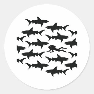 Scuba Diver Schwimmen mit einer Haifischschule Runder Aufkleber