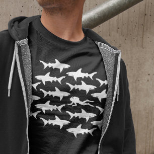 Scuba Diver Schwimmen mit Haien T-Shirt