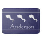 SCUBA DIVERS Mit Monogramm White Navy Gray Badematte (Vorderseite)