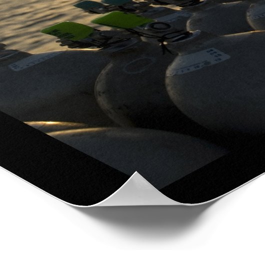 Scuba Tanks und Tauchboot bei Sonnenaufgang Poster (Ecke)