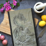 Sea Dragon Geschirrtuch<br><div class="desc">Sea Dragon ist ein Pinselgemälde eines Wasserdrachen im traditionellen chinesischen "Gongbi"-Stil mit Aquarell auf Reispapier. In der China gehört die Kalligraphie immer zum Gemälde. Es ist wie die Signatur des Künstlers. Die größeren Buchstaben sind immer der Titel des Gemäldes. Die kleinere Kalligraphie zeigt den Namen des Künstlers und manchmal, wo...</div>