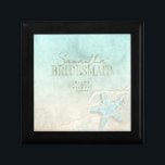 Sea Foam Beach Wedding Starfish Mitglied ID837 Erinnerungskiste<br><div class="desc">Eine Aquarellstruktur in den sanften Farbtönen von Meer und Sand ist der Hintergrund für Meereselemente wie Seesterne und Muscheln, die mit Meeresschaum ergänzt werden, um die Teile dieser Hochzeitssuite zu schaffen. Die hier gezeigte Hochzeitsstiftung enthält alle oben genannten Seesterne sowie eine Vorlage, um einfach Ihre eigenen Namen und das Hochzeitstermin...</div>