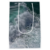 Sea foam photography with Doodle hearts Mittlere Geschenktüte (Rückseite)
