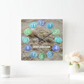 Sea Glass and Seashells on Beach Sand Personalized Quadratische Wanduhr (Zuhause)