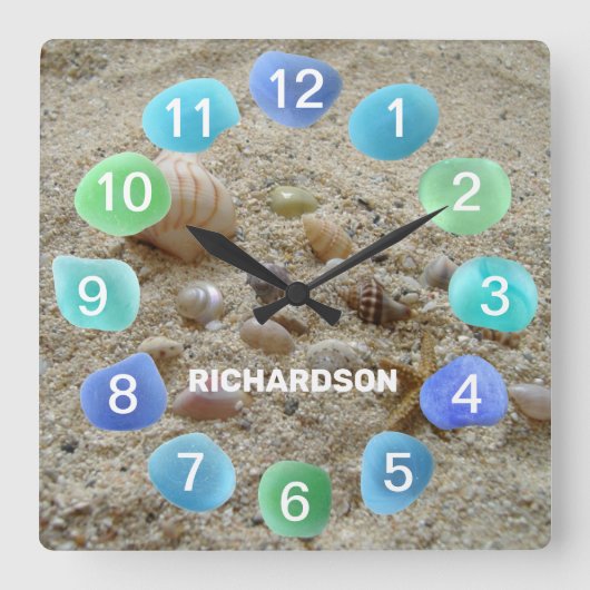 Sea Glass and Seashells on Beach Sand Personalized Quadratische Wanduhr (Vorderseite)