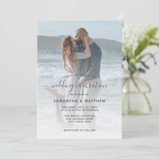Sea Glass Dusty Blue Couple Foto Beach Wedding Einladung (Stehend Vorderseite)