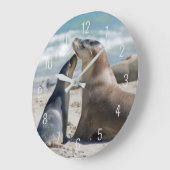 Sea Lion & Baby Pup Beach Nah Up Portrait Große Wanduhr (Winkel)