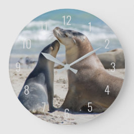 Sea Lion & Baby Pup Beach Nah Up Portrait Große Wanduhr