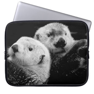 Sea Otters: Schwarz-weißes Paar. Laptopschutzhülle