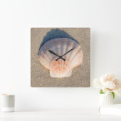 Sea Shell Laying On Sandy Beach Quadratische Wanduhr (Zuhause)