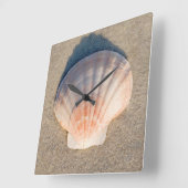 Sea Shell Laying On Sandy Beach Quadratische Wanduhr (Winkel)