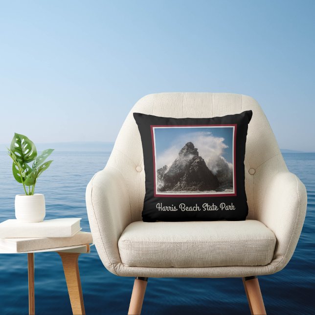 Sea Spray on Seastack im Harris Beach Staat Park Kissen (Von Creator hochgeladen)