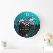 Sea Turtle Custom Beach House Große Wanduhr (Zuhause)