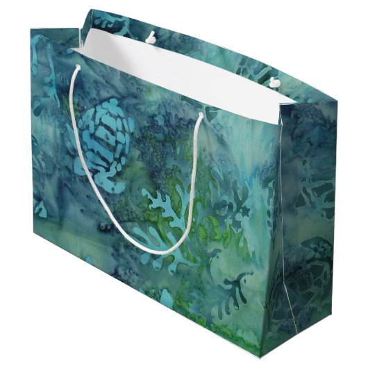 Sea Turtles Batik Große Geschenktüte (Rückseite Schrägansicht)