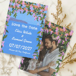 Sea View Wisteria Save the Date Custom Foto<br><div class="desc">Perfektes Design für eine lustige Save the Date Karte! Handgemachte Kunst für Sie! Vollständig anpassbar! Klicken Sie auf "Personalisieren" oben, um den Text zu bearbeiten und Ihr Foto auf der Rückseite hinzuzufügen. Klicken Sie auf "Bearbeiten mit dem Design-Tool", um die Schriftart, Farben und Platzierungen anzupassen und das Design auf der...</div>