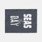 Sea Zitat "Seas the Day" Fett Schrift Weiß auf Gra Fleecedecke (Vorderseite (Horizontal))