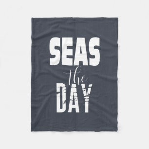 Sea Zitat "Seas the Day" Fett Schrift Weiß auf Gra Fleecedecke