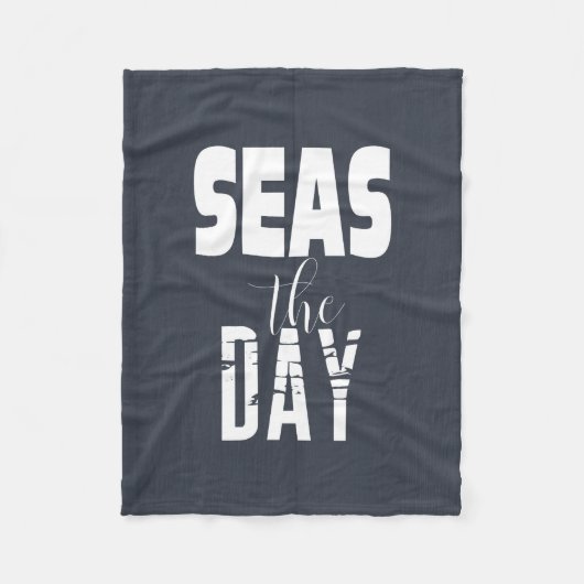 Sea Zitat "Seas the Day" Fett Schrift Weiß auf Gra Fleecedecke (Vorderseite)