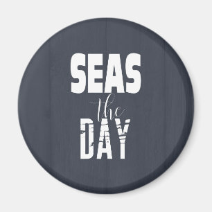 Sea Zitat "Seas The Day" Fett Typ Weiß Dunkelgrau Magnet