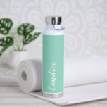 Seafoam Personalisiert Wedding Bridesmaid Trinkflasche<br><div class="desc">Geschenke deine Hochzeitsjury oder Magd oder Ehre mit dieser trendigen,  vakuumisolierten Wasserflasche,  die ihren Namen in weißem,  stilisiertem Schrift auf einem Meeresfarbenhintergrund zeigt,  der zu deinem Hochzeitsfarbschema passt. Stellen Sie die Flasche nach Belieben durch Bearbeiten und Ersetzen des Namens durch Ihren eigenen Namen ein. Wählen Sie Ihre Wasserflasche.</div>