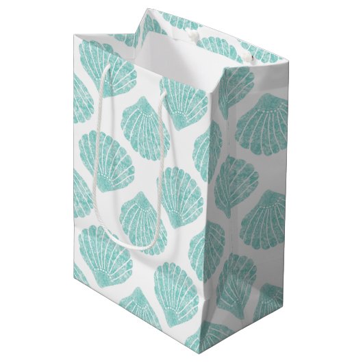 Seafoam Seashell Pattern Mittlere Geschenktüte (Vorderseite Schrägansicht)