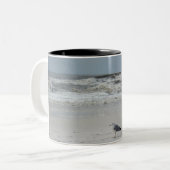 Seagull am Strand Zweifarbige Tasse (Vorderseite Links)