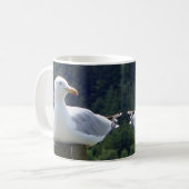 Seagull, die auf der Zaun-Post-Tasse liegen Kaffeetasse (Vorderseite Links)