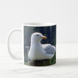 Seagull, die auf der Zaun-Post-Tasse liegen Kaffeetasse