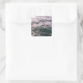 SEAGULL FLIEGT ÜBER DEN MEERESWELLEN QUADRATISCHER AUFKLEBER (Tasche)