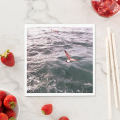 SEAGULL FLIEGT ÜBER DEN MEERESWELLEN SERVIETTE (Beispiel)