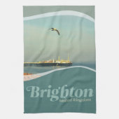 Seagull Flyin bei Brighton Pier Kitchen Handtuch (Vertikal)