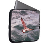 SEAGULL FLYING ÜBER DIE WELLEN LAPTOPSCHUTZHÜLLE (Vorne Rechts)