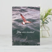 SEAGULL FLYING ÜBER DIE WELLEN STRAND WEDEN EINLADUNG (Stehend Vorderseite)