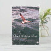 SEAGULL FLYING ÜBER DIE WELLEN STRAND WEDEN EINLADUNG (Stehend Vorderseite)