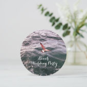 SEAGULL FLYING ÜBER DIE WELLEN STRAND WEDEN EINLADUNG (Stehend Vorderseite)