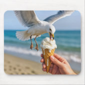 Seagull isst einen Eiskrem Mousepad (Vorne)