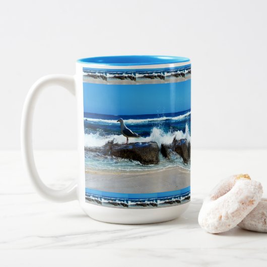 Seagull on Beach Rocks Zweifarbige Tasse (Mit Donut)