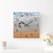 Seagull Reflection with Sand and Ocean Beach Quadratische Wanduhr (Zuhause)