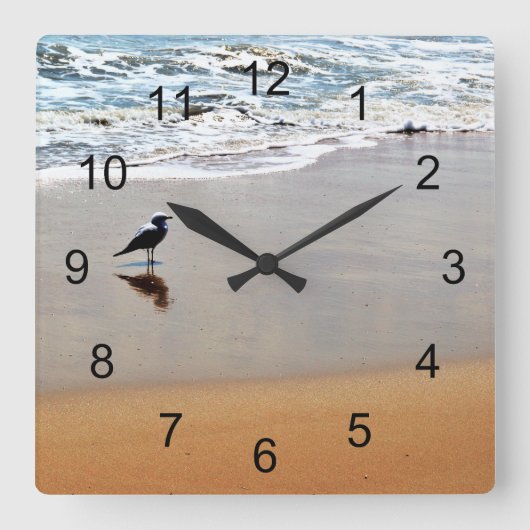Seagull Reflection with Sand and Ocean Beach Quadratische Wanduhr (Vorderseite)