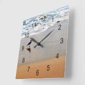 Seagull Reflection with Sand and Ocean Beach Quadratische Wanduhr (Winkel)