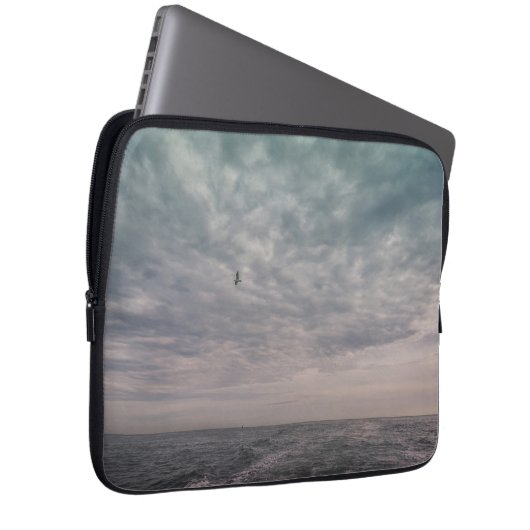 Seagull unter einem bewölkten Himmel Laptopschutzhülle (Vorne Rechts)