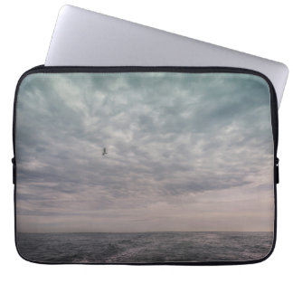 Seagull unter einem bewölkten Himmel Laptopschutzhülle