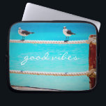 Seagull Vögel Türkisblaue Ozeane Foto Good Vibes Laptopschutzhülle<br><div class="desc">Immer wenn man diese verspielte Fotografie benutzt, ist der Laptop-Ärmel aus fröhlichen, weißen und grauen Möwen, die sich auf einem Seilzaun Set gegen den türkisfarbenen Ozean entspannen, gut sichtbar. Dieser Ärmel ist in drei Größen erhältlich: 15", 13" und 10". Ein tolles Geschenk für jemanden, der etwas Besonderes ist! Sie können...</div>